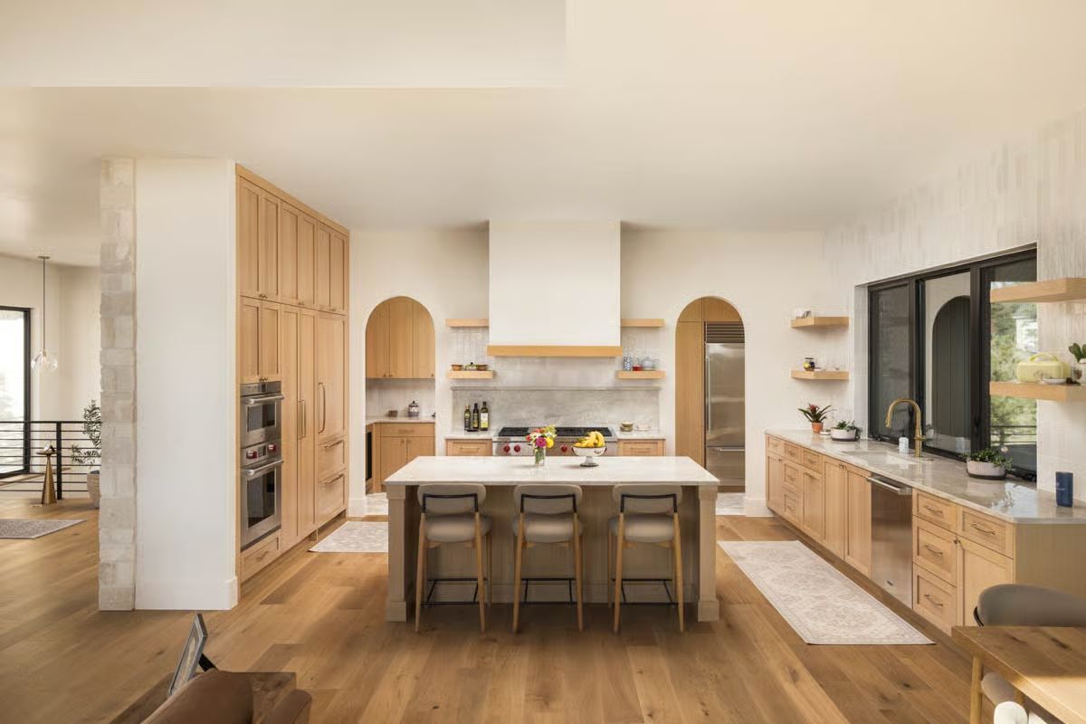 Arched Niches and Bare Oak Cabinets Make a Case for Restraint