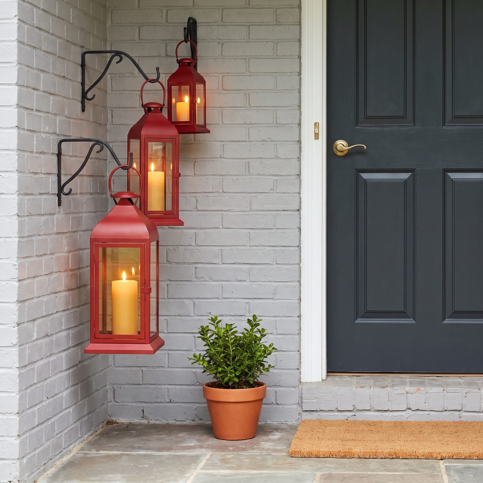 Red Lanterns Arranged in Graduated Heights