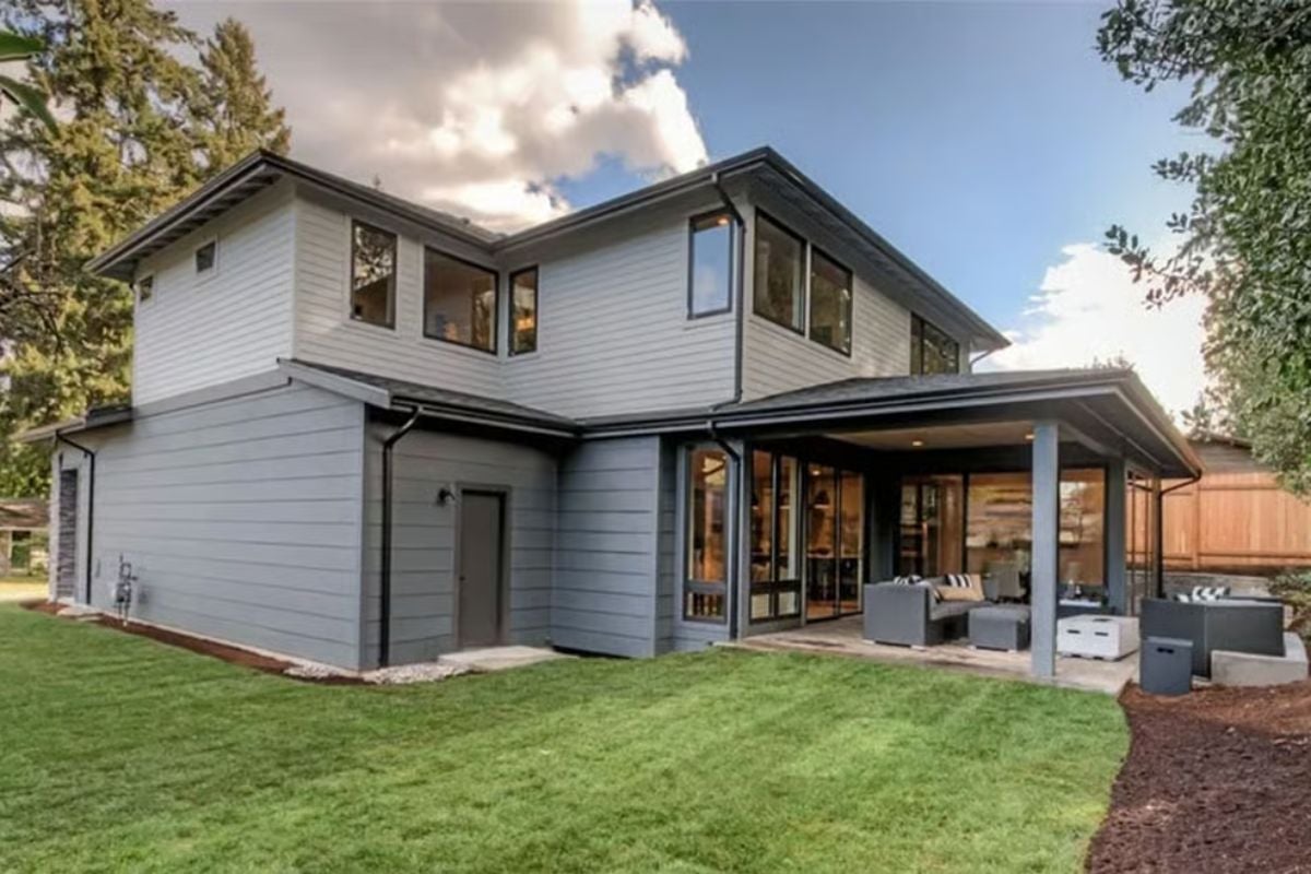Covered Patio Off the Great Room Earns Year-Round Use in the Pacific Northwest