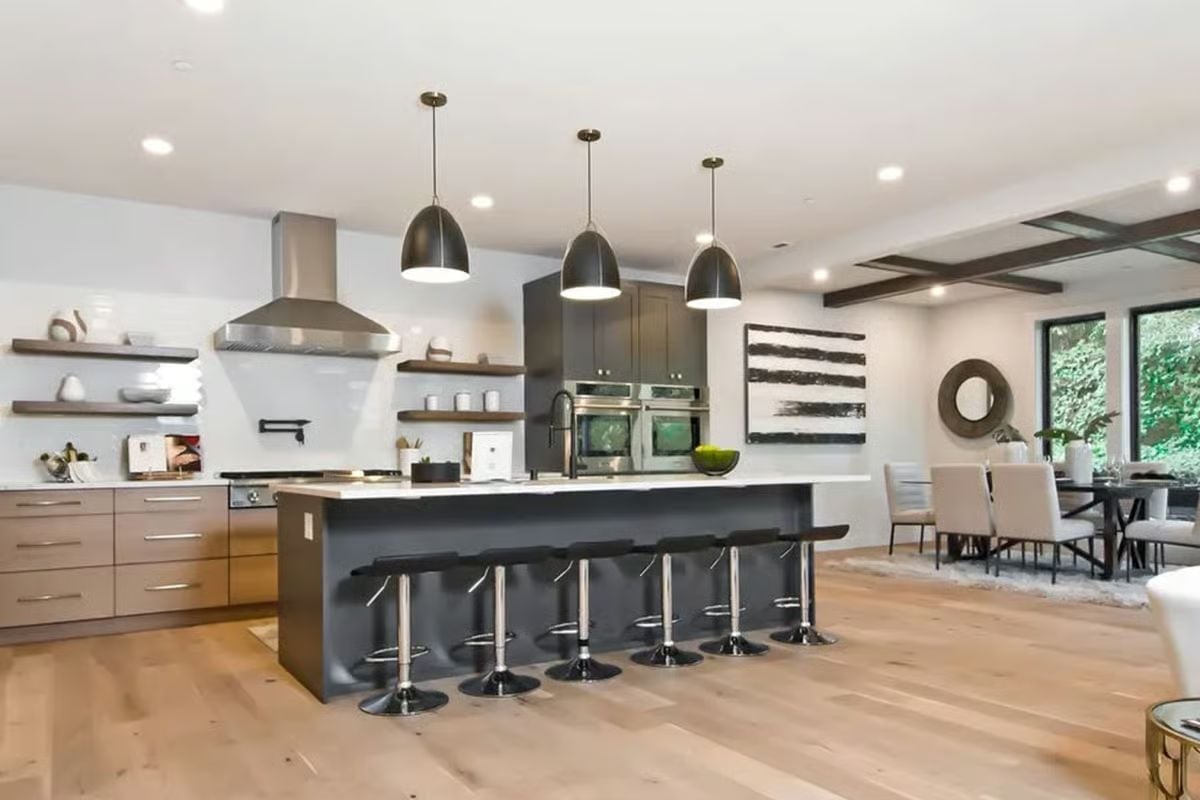 Six Barstools and Three Pendants Say This Kitchen Was Built for Crowds