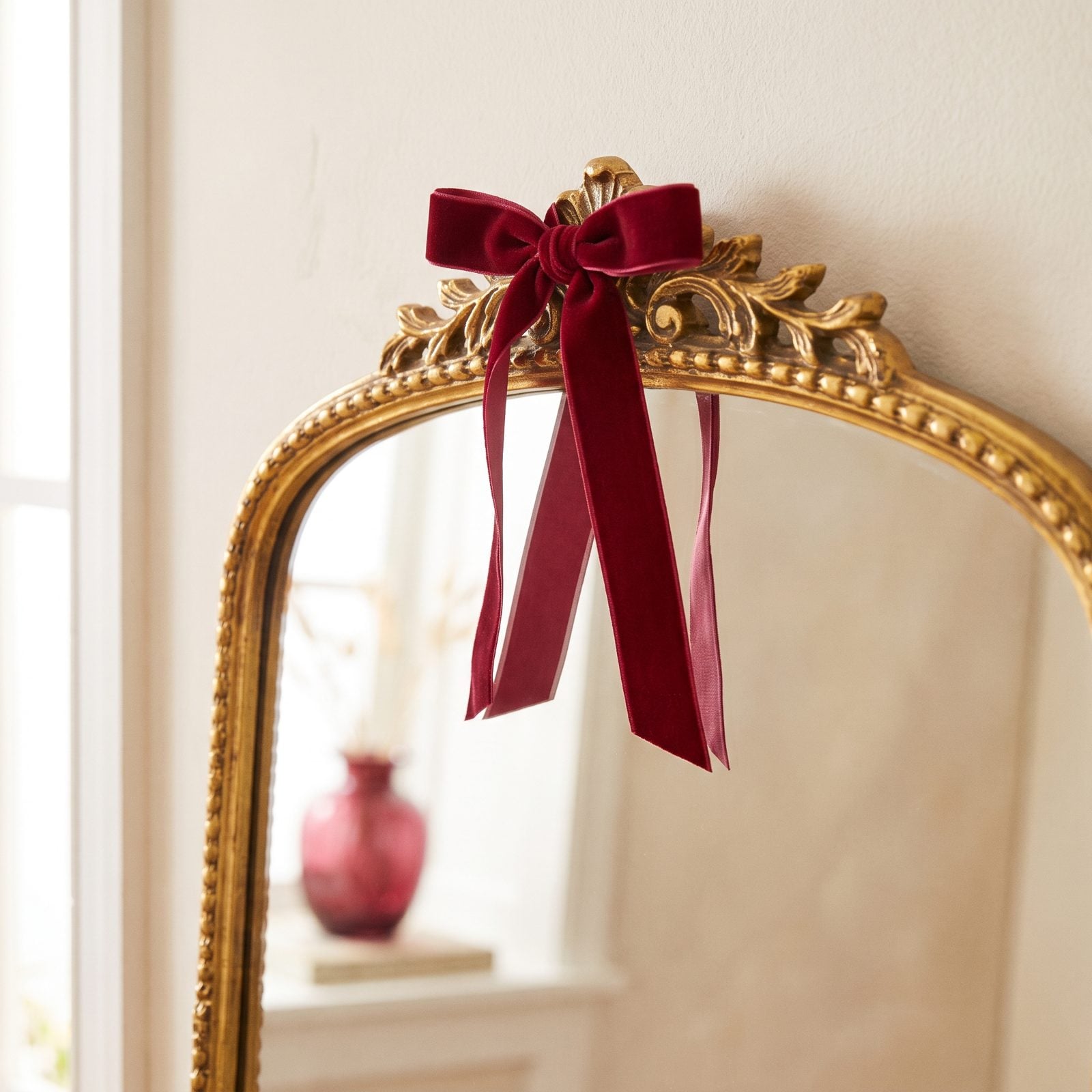 A Small Bow Finishing the Peak of a Mirror