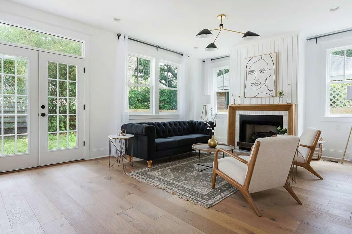 Tufted Velvet and Wood Tones Anchor a Living Room Built Around Natural Light
