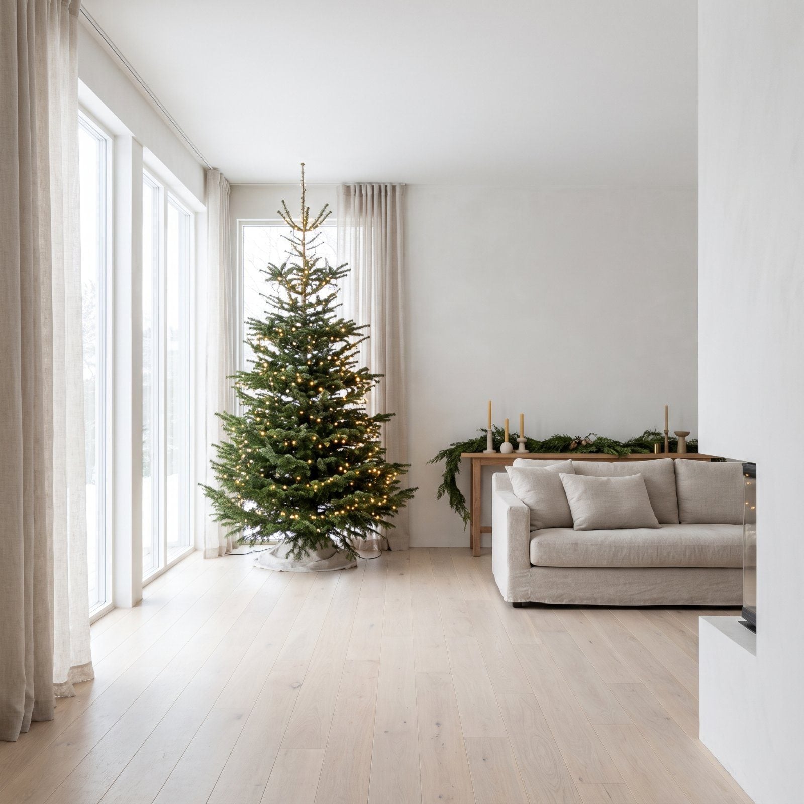 Why Do Some Homes Look Better at Christmas With Half the Decorations? 34 Rooms That Prove More Isn't Always More